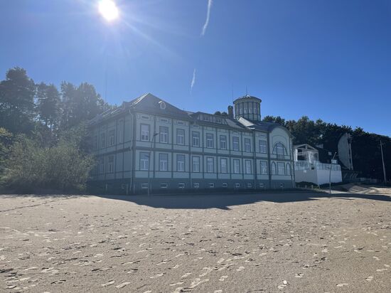 Dieses historische Holzgebäude ist das ehemalige Badehaus von Jurmala und wurde Anfang des 20.Jhd erbaut. Leider steht es heute leer und ist dem Verfall preisgegeben