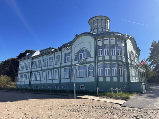 Früher bot es verschiedene Bäder wie warme Meerwasser-, Kohlensäure-, Sauerstoff- und Kiefernextraktbäder an.
Während der Sowjetzeit war es eine der best ausgestatteten medizinischen Kurkliniken in Jurmala