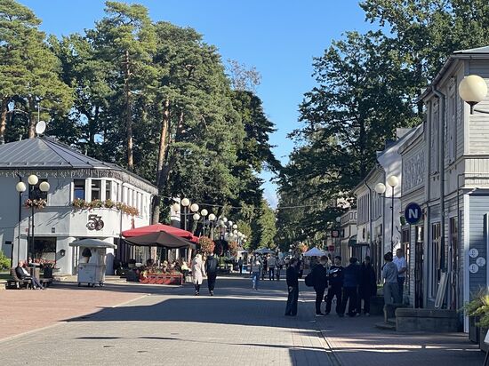 …schlendern über die „Jomas Iela“ die bekannte Fußgängerzone mit vielen Geschäften, Restaurants und Cafés