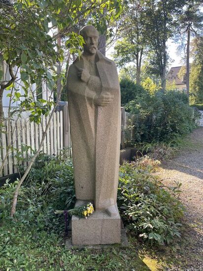 Auch hier im Garten ist wieder ein Denkmal des lettischen Dichters Rainis