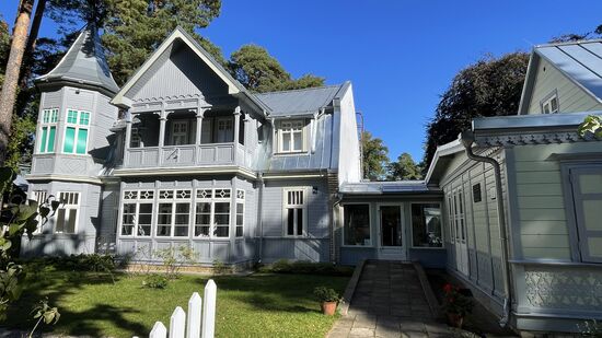 Wir besuchen das Sommerhaus von Rainis. Heute ein denkmalgeschütztes Haus , in dem sich heute ein Museum befindet.
