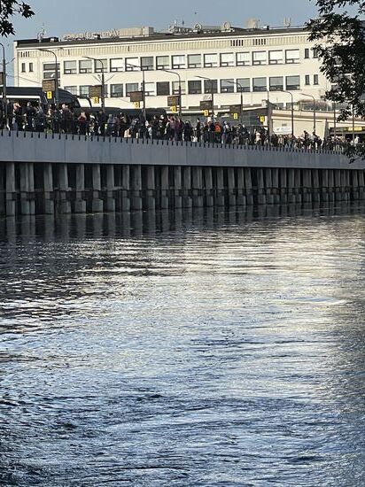 Wir finden ein kleines Schiff, welches gerade mit 4 Fahrgästen starten will-Thomas verhandelt den ursprünglichen Preis von 20 Euro p.P. auf 50 Euro für uns alle 4 