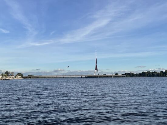 Der 368,5 Meter hohe Fernsehturm von Riga, der sich auf der kleinen Insel Zakusala befindet