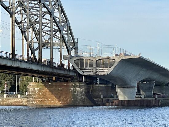 Hier sieht man den Bau der neuen Rail Baltica Eisenbahnbrücke, parallel zur bestehenden Eisenbahnbrücke