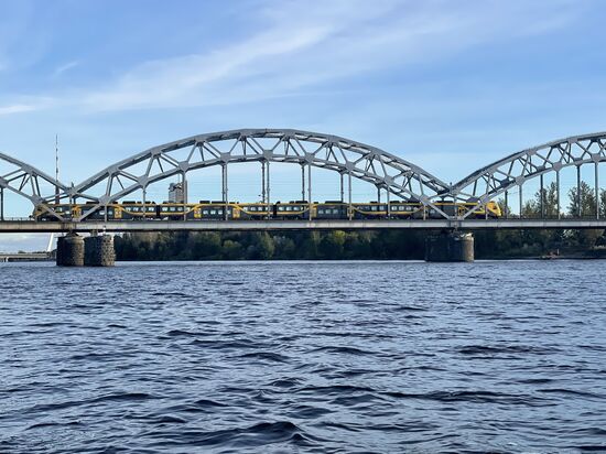 Gerade fährt ein Zug