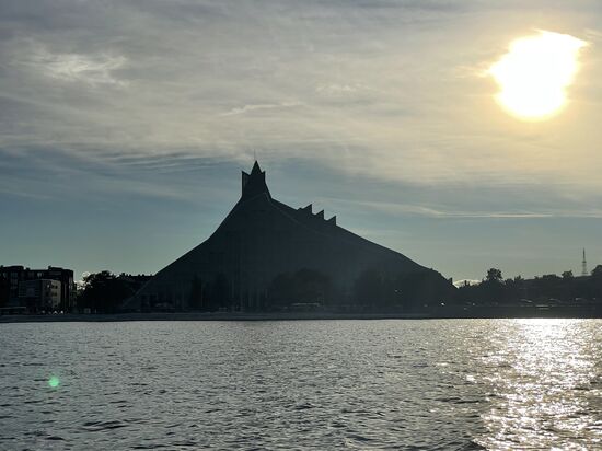 Die Nationalbibliothek, die eine Sammlung von 4 Millionen Objekten beherbergt und außerdem ein Ort für kulturelle Veranstaltungen, Ausstellungen und Plattform für verschiedene Kooperationspartner