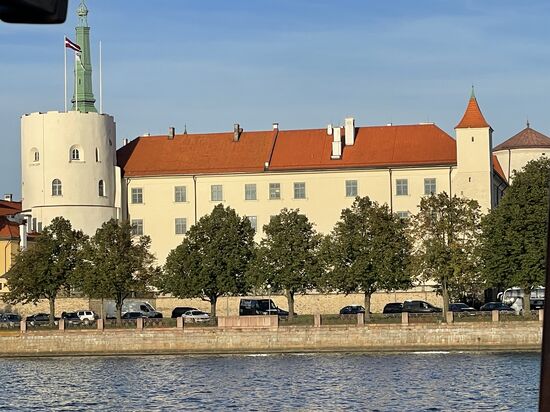 Das Rigaer Schloß- eine bedeutende mittelalterliche Burg in Lettland und dient heute als offizielle Residenz des lettischen Präsidenten
Der Grundstein der Burg wurde 1330 gelegt