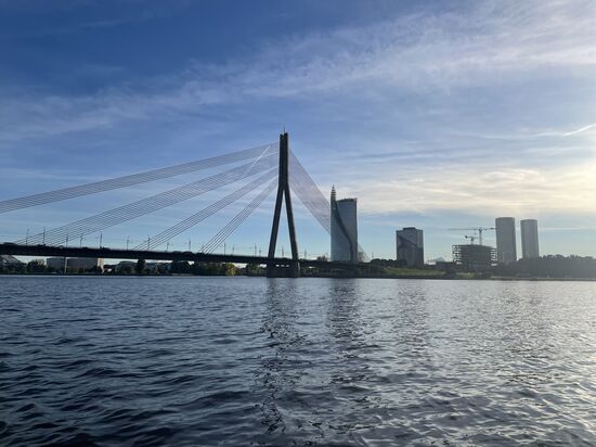 Die Vansu -Brücke , die während der Sowjetzeit 1981 eröffnet wurde und mit 625 Metern die längste Schrägseilbrücke Europas war