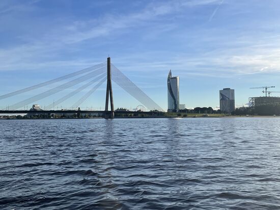Der 109m hohe Pylon der Brücke ist eine markante Landmarke Rigas
