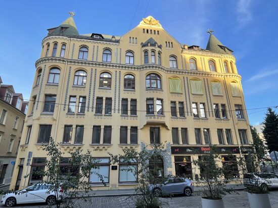 Wir besuchen das „Katzenhaus“, welches eine besondere Geschichte hat:
Der ursprüngliche Besitzer des Hauses hatte Ärger wegen seiner Aufnahme in die Große Gilde. So ließ er die 2 Katzenfiguren so anbringen, dass deren Hinterteile in die Richtung des Gildehauses zeigten. Jedoch mußte er die Katzen später nach richterlicher Anordnung drehen, sodass sie dem Gildehaus zugewandt waren.