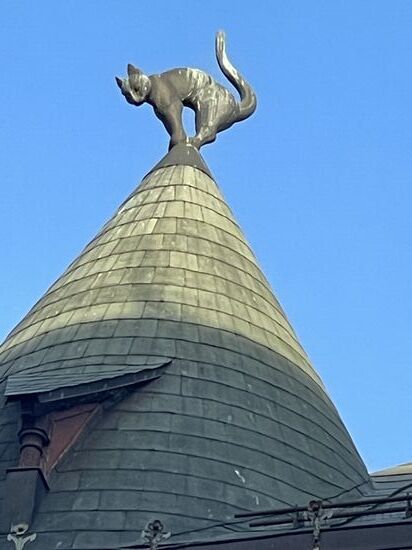 Die beiden bekannten Katzenskulpturen auf den Türmen