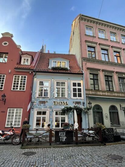 Eines der vielen netten Häuser in denen kulinarische Erlebnisse serviert werden—hier sogar auf einer kleinen Dachterrasse—nebenan nutzen wir noch die Happy-Hour für ein paar Aperol-Sprizz..