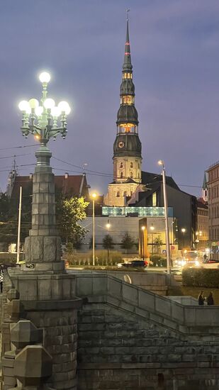 Die beleuchtete Petrikirche..