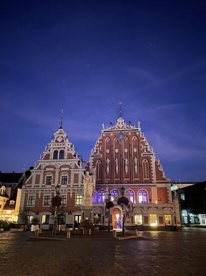 Das Schwarzhäupterhaus zur blauen Stunde