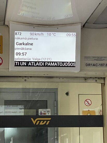 Bahnfahren in Lettland ist wirklich bequem und gemütlich! Wir fahren heute eine Stunde bis Segulda für 2,50 Euro p.Person einfache Strecke, weil wir noch nicht sicher sind, was wir danach noch anschauen