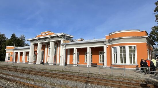 Nach einer Stunde erreichen wir den schönen Bahnhof von Segulda, ein beschauliches Städtchen, 53km von Riga entfernt am Ostufer der Gauja
Dieser Bahnhof im klassizistischen Stil aus Travertin wurde 1925 in Betrieb genommen und gilt als das schönste Bahnhofsgebäude in Lettland