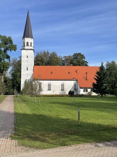 Segulda ist bekannt für seine Burgen und Schlösser--bis zum "Neuen Schloß" ist es nicht weit und im Park kommen wir an dieser hübschen Kirche vorbei