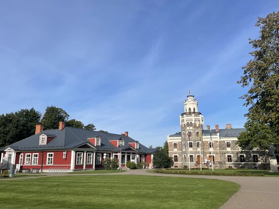 Nach kurzem Weg erreichen wir das "Neue Schloss" welches zwischen 1878 und 1881 im neugotischen Stil als Residenz der Fürstenfamilie Kropotkin erbaut wurde.
Wir verzichten auf einen Besuch im Innern des Schlosses, sondern schlendern weiter durch den Park
