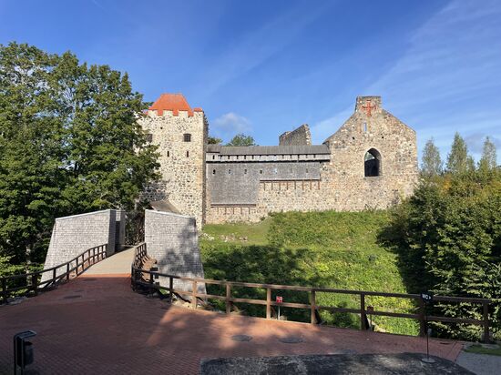 Hinter dem Schloß befindet sich die mittelalterliche Burgruine des Livländischen Ordens 
Für 2 Euro p.P. dürfen wir hinein--Das ist der Preis für Senioren, was hier nie kontrolliert wird--wir sind nicht sicher, ob wir uns darüber freuen sollen oder nicht 