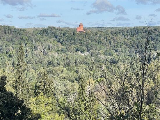 Vom Turm der Burg haben wir einen Ausblick auf den Fluss  Gauja und die umliegenden Wälder und sehen die "Burg Turaida" -die 1214 von Albert, dem Erzbischof von Riga erbaut wurde
