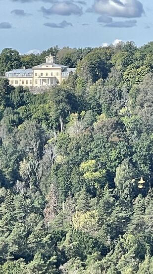 Hierbei handelt es sich um ein majestätisches Herrenhaus, das in der Mitte des 19. Jhd im neoklassizistischen Stil erbaut wurde-heute eine Weinkellerei und ein Hostel