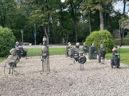 Die Skulpturengruppe mit Namen: "Parade der Ritter" die sich am Eingang des Parkes befindet ist eine Kombination aus Steinen und Metallelementen. Sie stellt eine Gruppe aus Musikern und Rittern dar