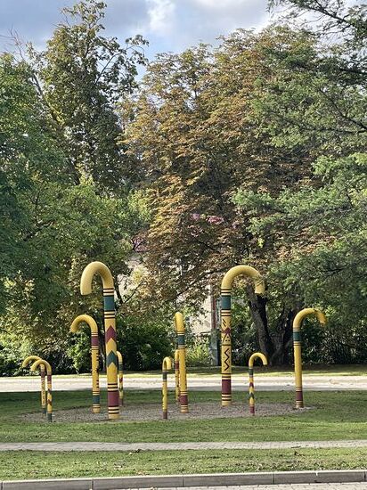 Eine weitere Kunstinstallation mit dem Namen "Spieku parks" - Stockpark
symbolisiert Sigulda als die Stadt der Spazierstöcke, weil sie ein beliebtes Ziel für Wanderer ist