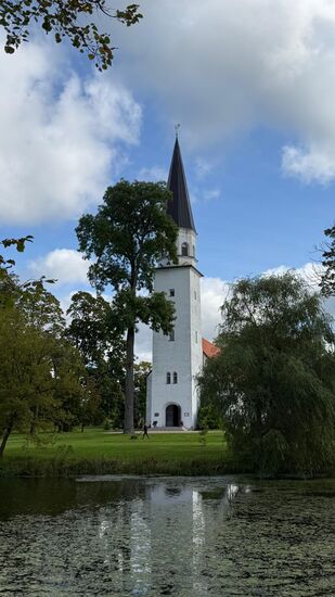 Noch ein letzter Blick auf die Kirche mit dem markanten Turm