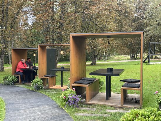 Nicht weit befindet sich ein Vergnügungspark--hier mit netten Sitzgelegenheiten