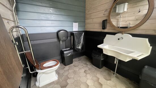 Mal ein Foto von den öffentlichen Toiletten--SO sauber und ordentlich können die aussehen!