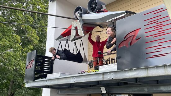 Zur Burg kann man per Gondel oder auf diese Art-per Seilrutsche erreichen