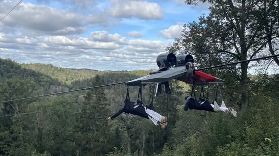 Wir beobachten das Ganze aber nur ein Weilchen...der Flug mit dieser Rutsche findet über das Gauja-Flusstl in einer Höhe von 55 Metern statt