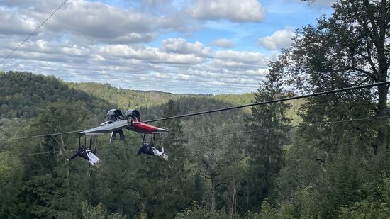 Dabei kann man eine Geschwindigkeit von90 km/h erreichen