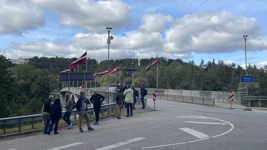 Die Gauja-Brücke ist reich geschmückt mit Lettischen Flaggen