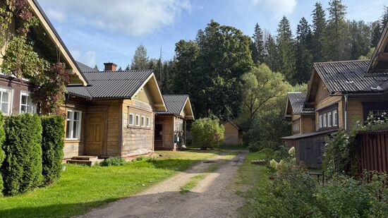 Diese Holzhäuser wurden Ende des 19.Jhd für die Arbeiter der Papierfabrik errichtet