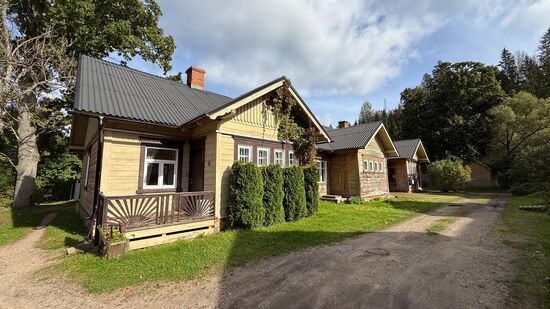 Neben den Häusern befinden sich im weichen Sandstein gebaute Kellerhöhlen, die früher für die Lagerung von Gemüse dienten und heute sind sie Unterschlupf für Fledermäuse