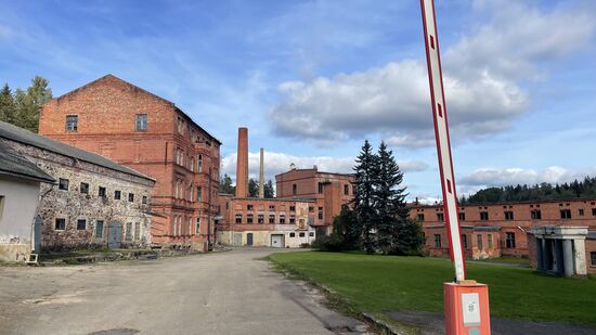 Eine Besichtigung ist leider nicht möglich
Später lese ich, dass nach der Schließung im Jahr 2014 die Papierfabrik nach Renovierungen im Juni 2024 wieder in Betrieb genommen wurde, mit Fokus auf Aquarellpapier