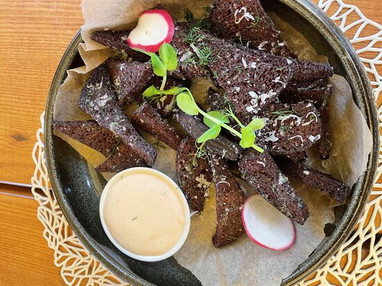 Wir gehen im Restaurant am Anfang es Ortes eine Kleinigkeit essen--u.a. diese Spezialität: das dunkle, geröstete Roggenbrot mit Knoblauch 
Seeehr lecker!!!