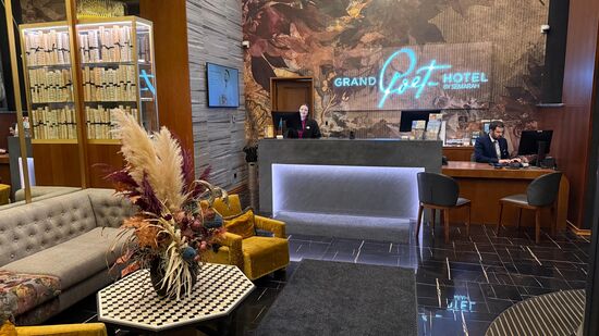 Innen ist es mit vielen Schriftrollen geschmückt