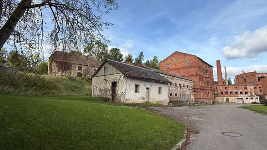 Die Papierfabrik von Ligatne wurde 1815 gegründet und war fast 200 Jahr in Betrieb.
Das Dorf Ligatne entstand um die Fabrik herum  um die Arbeiter unterzubringen