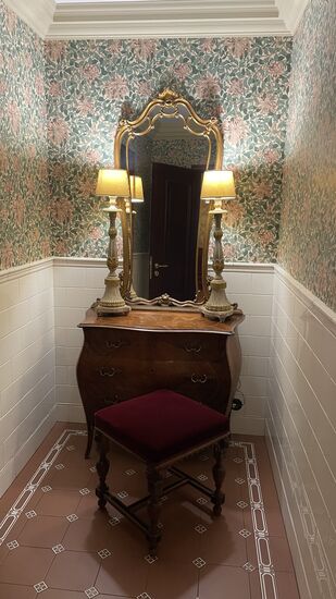 Das könnte ein Ankleideraum oder Vorraum einer Toilette sein