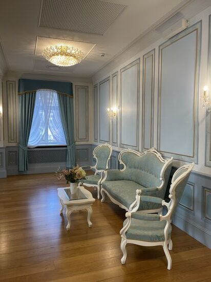 Ein weiterer Salon mit Möbeln im Rokkoko-Stil