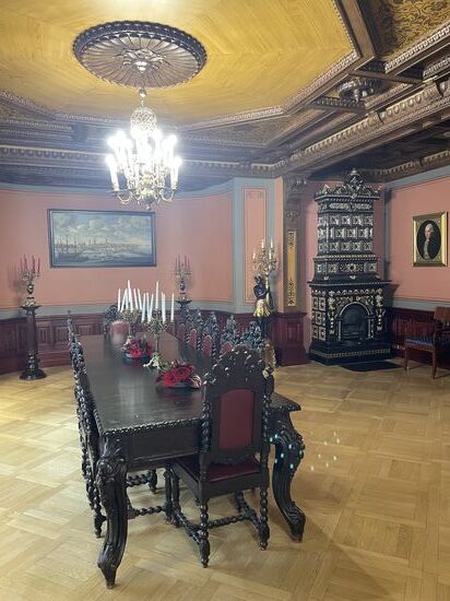 Das Schwarzhäupterhaus diente als Versammlungsort der Bruderschaft der Schwarzhäupter, einer Vereinigung unverheirateter Kaufleute in den Hansestädten des Baltikums