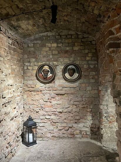 Dann gehts in den Keller, hier sehen wir Skulpturen des heiligen Mauritius, dem Schutzpatron der Bruderschaft