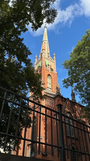 Nach einer guten Stunde sind wir durch und schlendern durch --hier noch mal die Anglikanische Kirche St Savior in der Neustadt