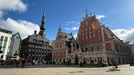 Dafür laufen wir nur ca 15 Minuten bis in die Altstadt , zum Rathausplatz und sind dann am Schwarzhäupterhaus-es wurde 1993-1999 nach der Unabhängigkeit orininalgetreu rekonstruiert , da es 1948 im 2. Weltkrieg von den sowjetischen Machthabern gesprengt wurde