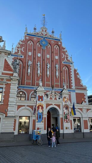 Das ursprüngliche Gebäude wurde 1334 erstmals urkundlich erwähnt und diente als Versammlungsort für verschiedene gesellschaftliche Organisationen-darunter die Bruderschaft der Schwarzhäupter