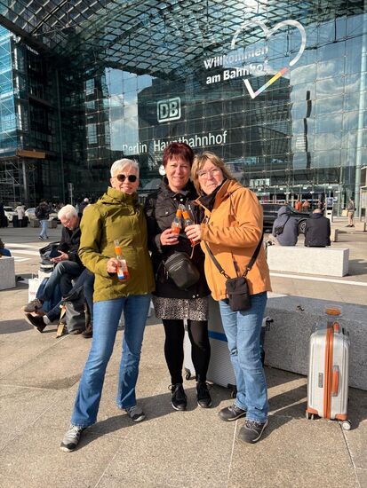 Kleiner Stopp am Berliner Hauptbahnhof mit unserem Lieblingsgetränk bei schönstem Wetter