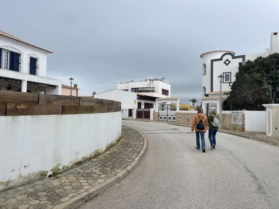 Dann treffen wir Bärbel, sie hat heute noch frei und zeigt uns die Villenviertel und auch wo sie schon überall gewohnt hat. Insgesamt hat sie 30 Jahre mit kleinen Unterbrechungen in Portugal gelebt!