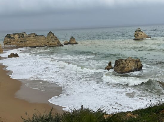 Dann gehts ans Meer! Karin und ich ziehen die Schuhe aus und stürzen uns ins Meer 